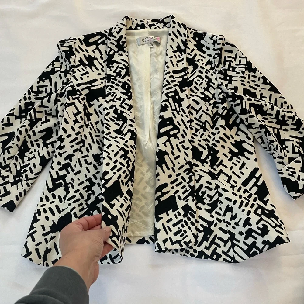 Kasper Black/White Sleeveless Dress w/Abstract Matching Jacket, Size‎ 2P and 4P